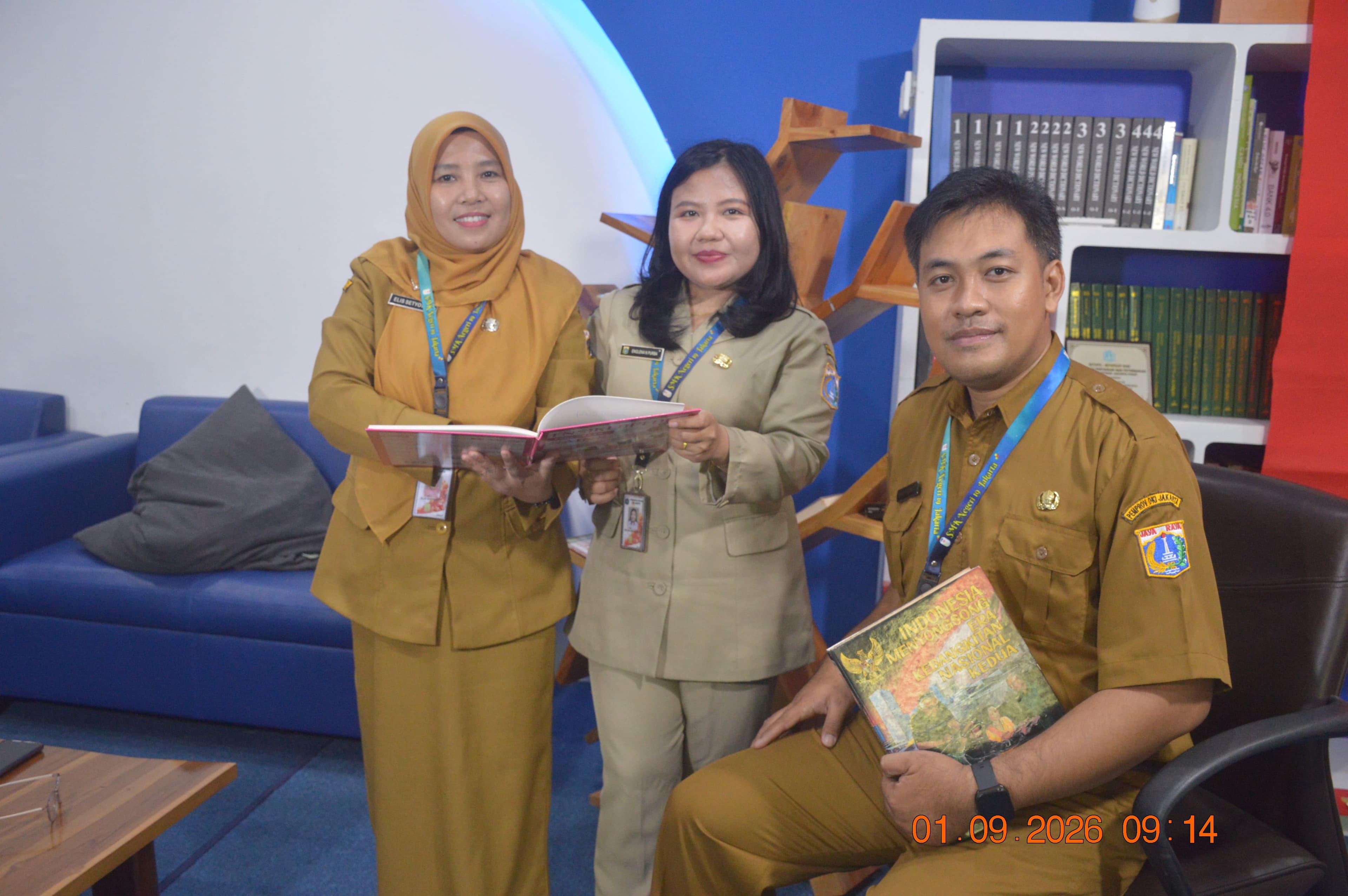 Seragam — Seragam  Pegawai  ASN hari Senin & Selasa
